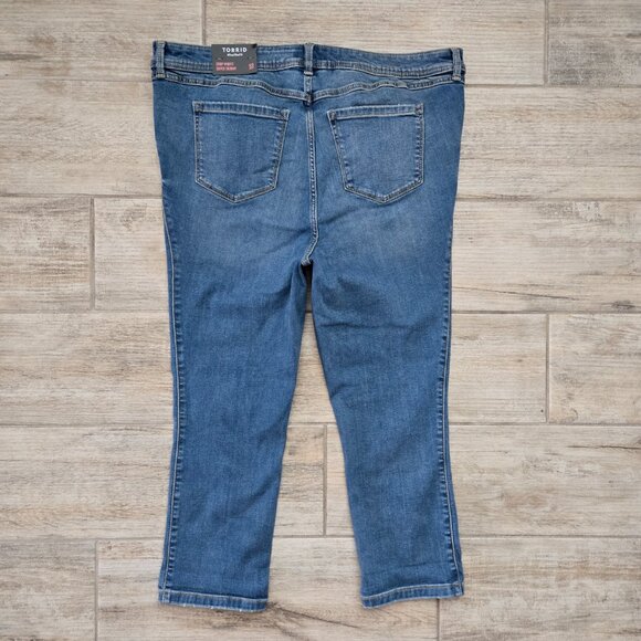 NWT Torrid Crop Midfit Super Skinny Jeans Women's Medium Wash Everyday 18 - Picture 2 of 10